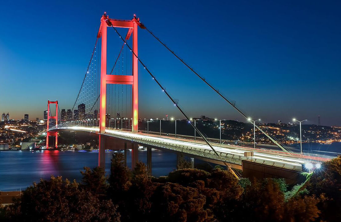 le-bosphore-au-coucher-du-soleil-lumiere-eau-et